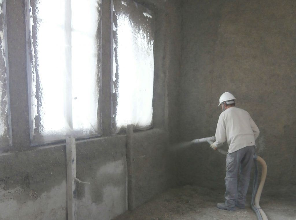 Une spécificité la projection de béton de chanvre LB Eco Habitat